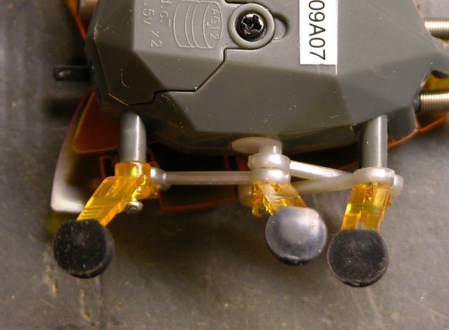 Hexbug motor and linkage closeup