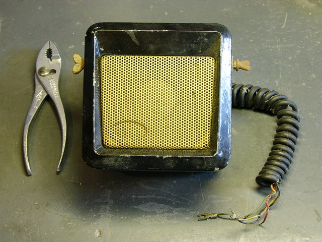 Speaker in swivel-mount enclosure