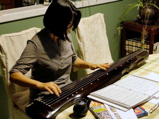 Min Smith playing guqin