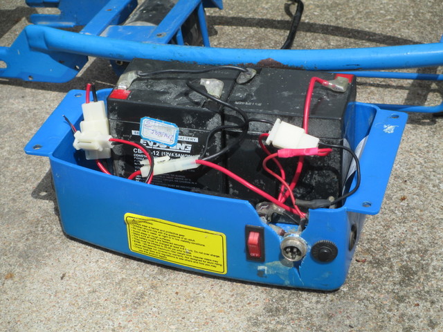 Razor E100 battery and speed-control bucket