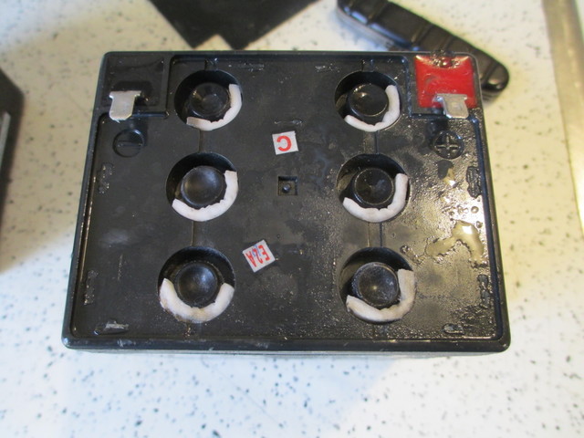 Sealed lead-acid battery cell caps