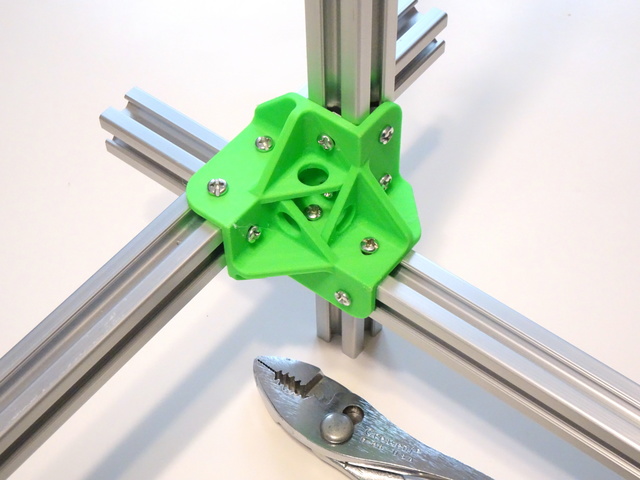2020 aluminum extrusions with 3D-printed corner bracket