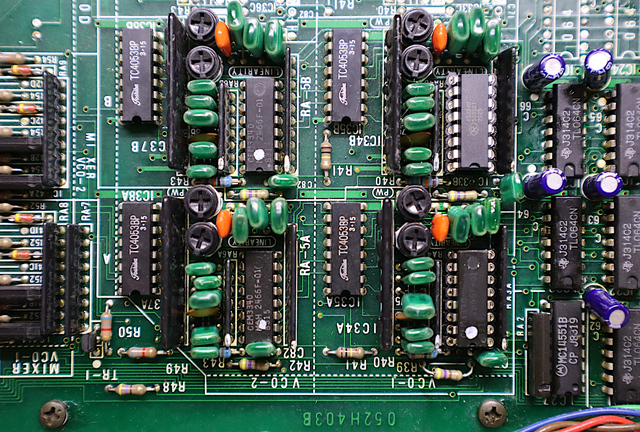 Roland Jupiter 6 voice board, oscillator ICs