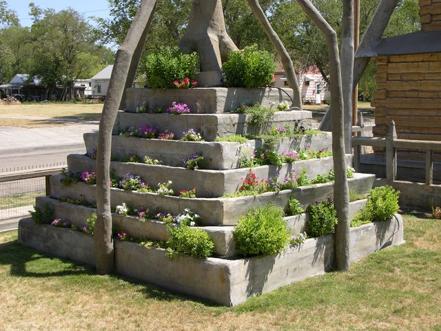 Garden of Eden, Lucas, KS: floral ziggurat